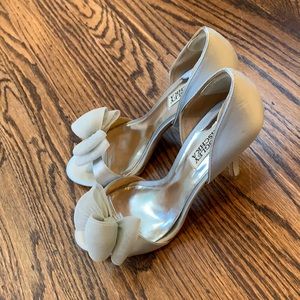 Badgley Mischka Size 7.5 Silver Bow Pumps